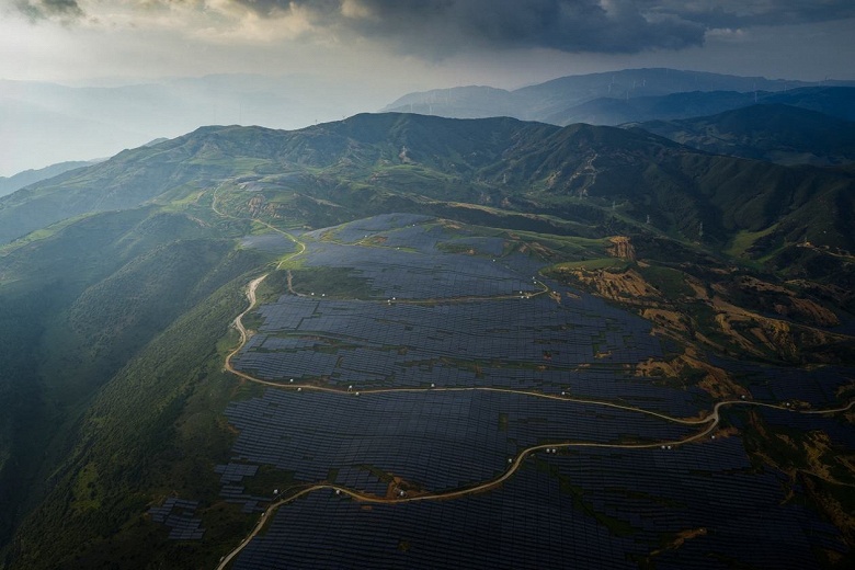 Китай стал главным драйвером роста солнечной и ветровой энергетики в мире: фотографии&nbsp;с дронов показывают масштаб энергетической перестройки Китая